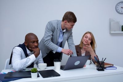 Rompiendo el engaño del consultor junior: Condiciones justas y crecimiento profesional en la&nbsp;consultoría