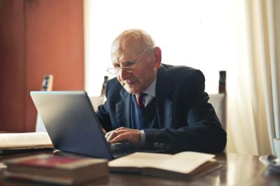 Mejorar la participación social de mayores mediante TIC en Ciudades Inteligentes