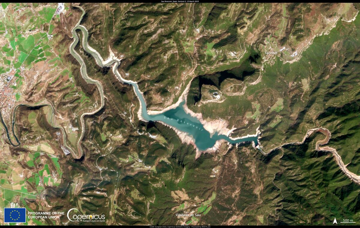 Imagen satelital del bajo nivel de agua del embalse de Sau en Cataluña