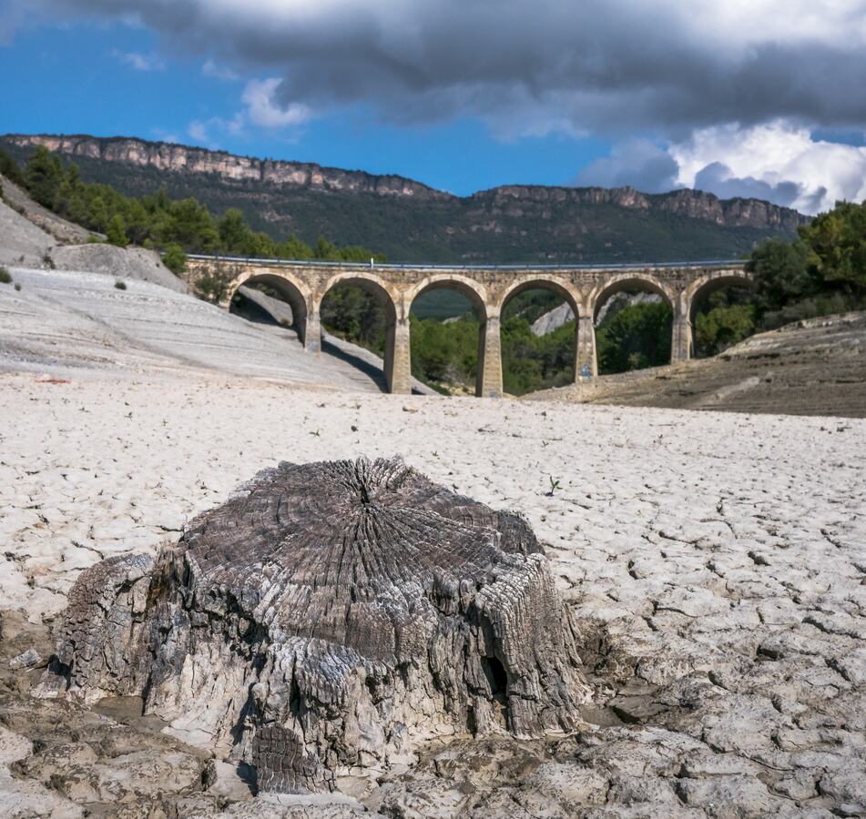 Bajo nivel del embalse de Yesa durante un periodo de sequía en España