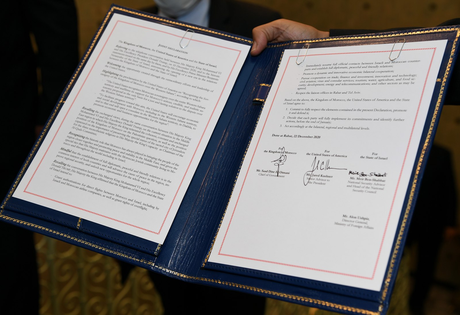 Declaración conjunta de Estados Unidos, Marruecos e Israel, firmada en Rabat el 22 de diciembre de 2020, abierta en una carpeta con sus firmas visibles.